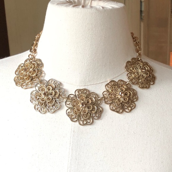 NWT Lucy & Laurel 5 Flower Crystal Embellished Necklace - Picture 5 of 11